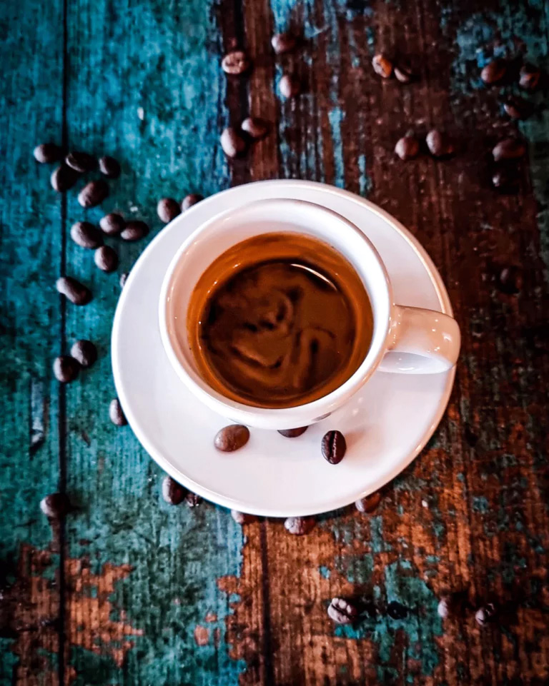 Kaffe i hvit kopp sett ovenfra