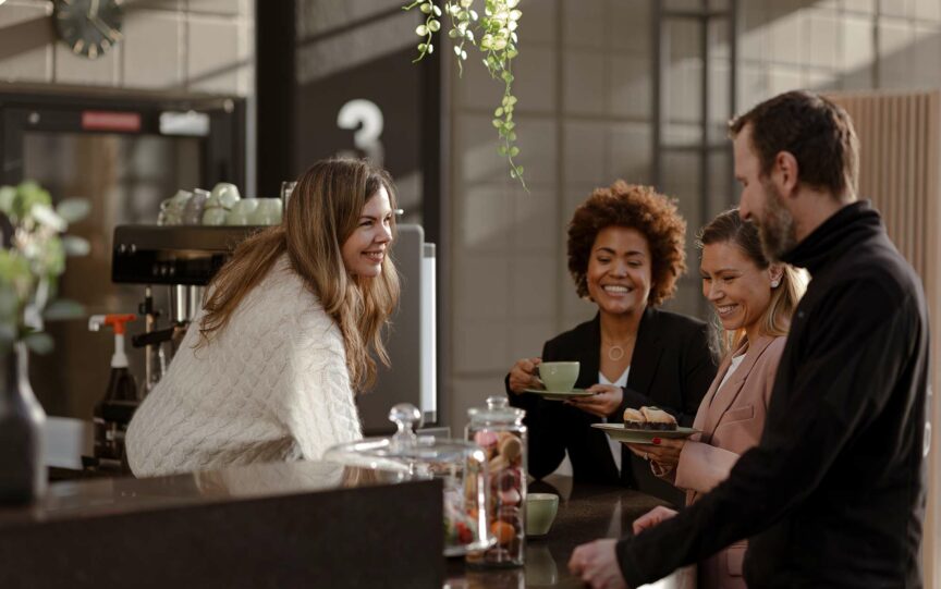 I vår kaffebar får du servert deilig kaffe med bakst til om du ønsker.