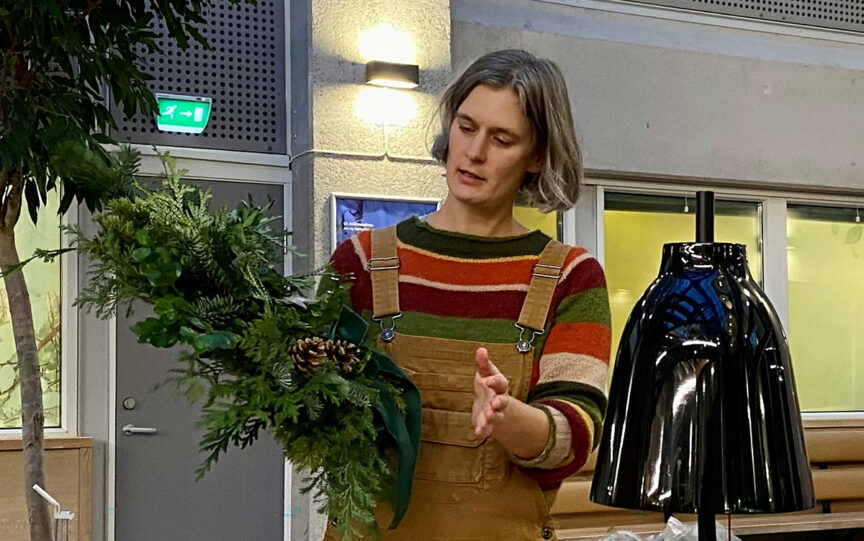 Ida fra Blomsterhagen forklarer hvordan kransen skal lages.