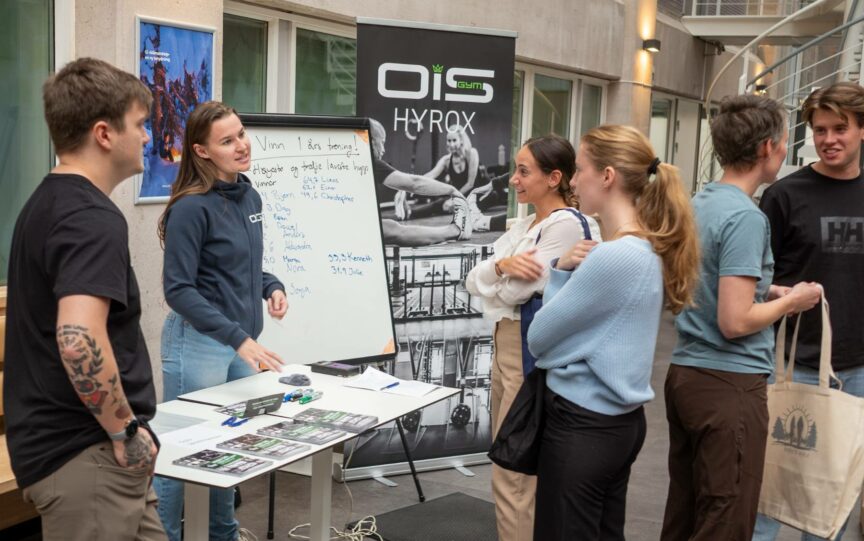 Engasjerte deltakere sjekker ut produkter