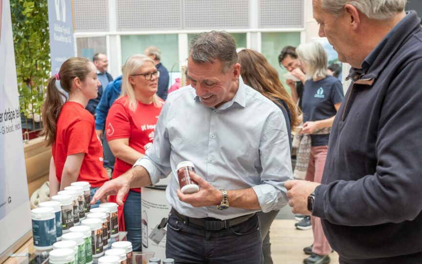 Engasjerte deltakere tester ut produkter