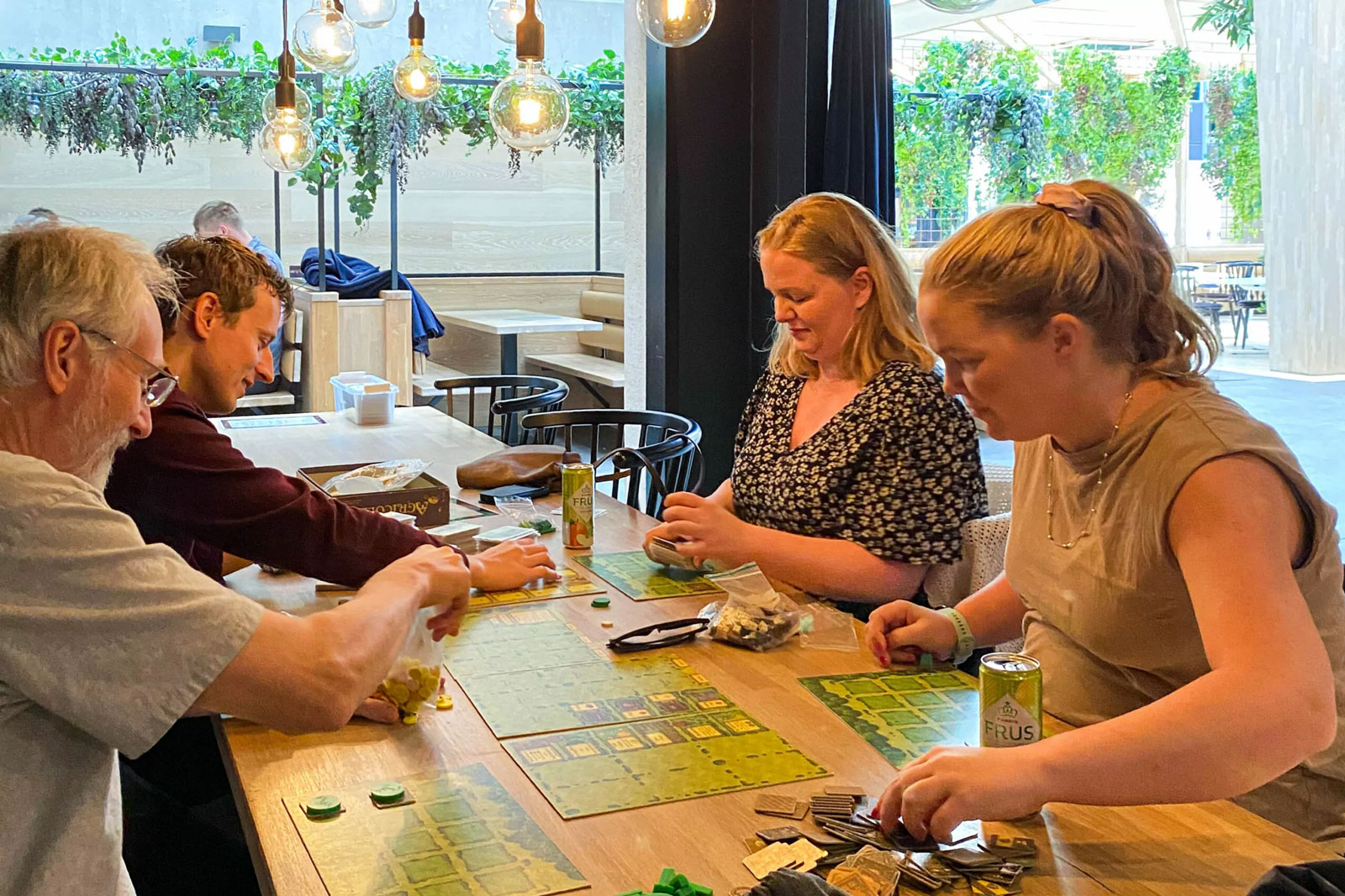 Fire personer som spiller brettspill