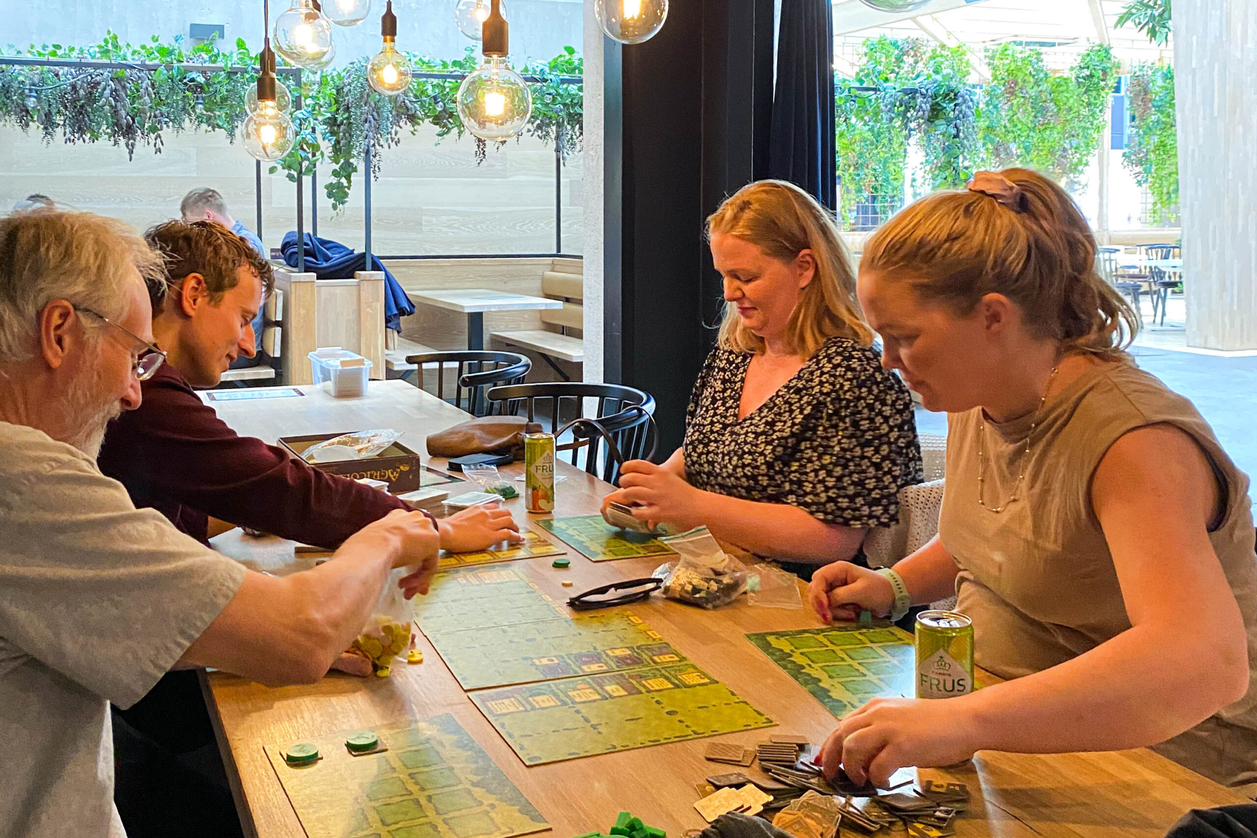 Mennesker som spiller spill.