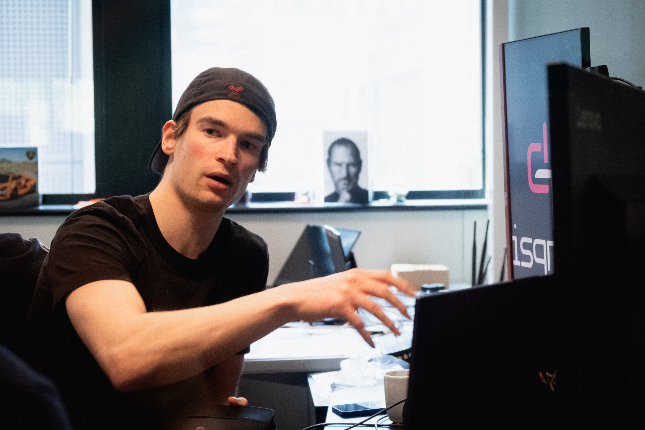 Theis Maker sitter ved pc på kontoret og forklarer. 