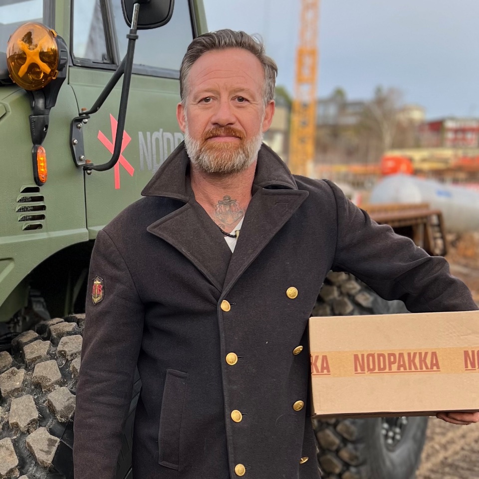 Fredrik A. Juell med Nødpakke under armen.
